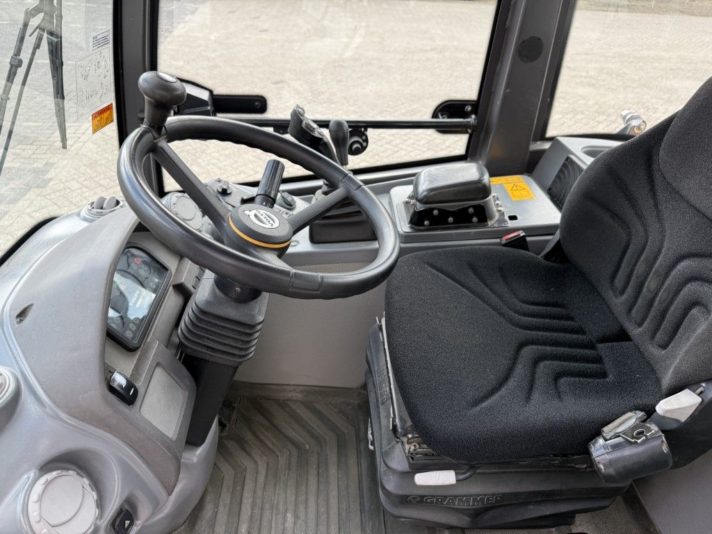 VOLVO L25F ( BJR 2018 ) 5700 UUR