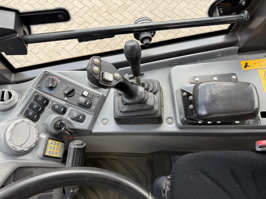 VOLVO L25F ( BJR 2018 ) 5700 UUR