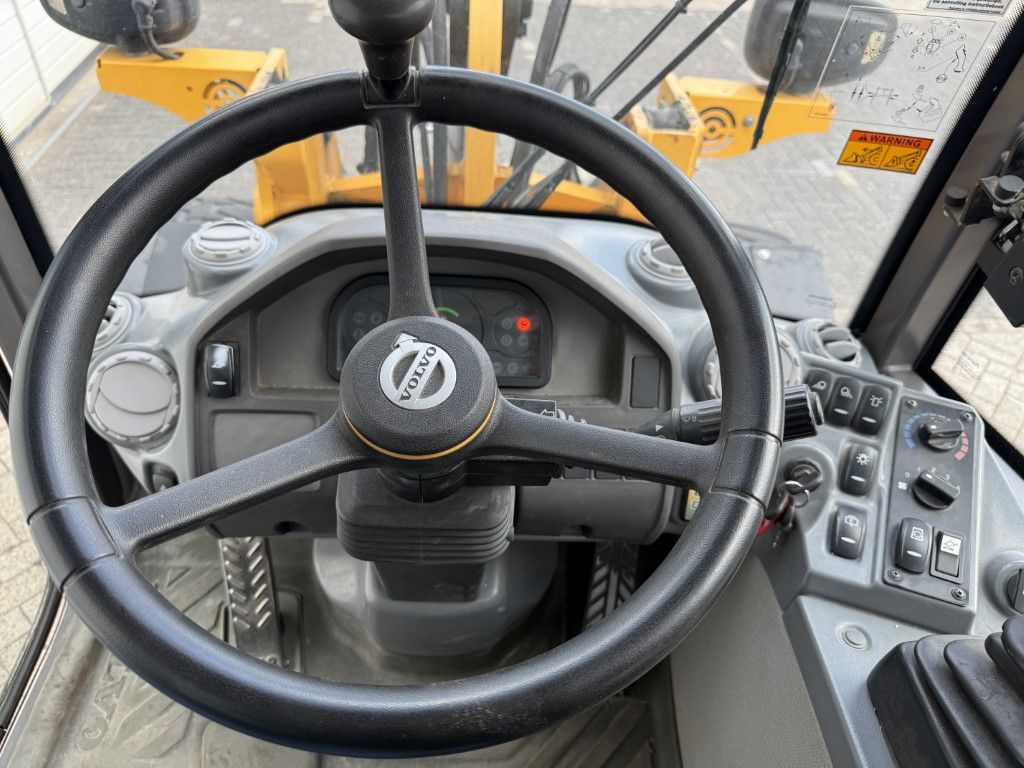 VOLVO L25F ( BJR 2018 ) 5700 UUR
