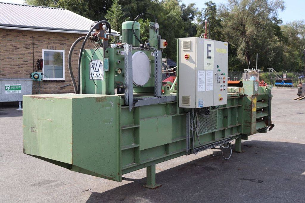 Valman H40-S-1000 Electric Baler 40t 1995 with conveyor belt and parts