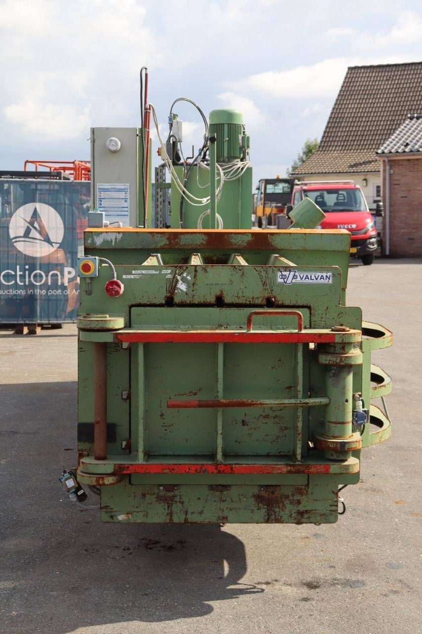 Valman H40-S-1000 Electric Baler 40t 1995 with conveyor belt and parts