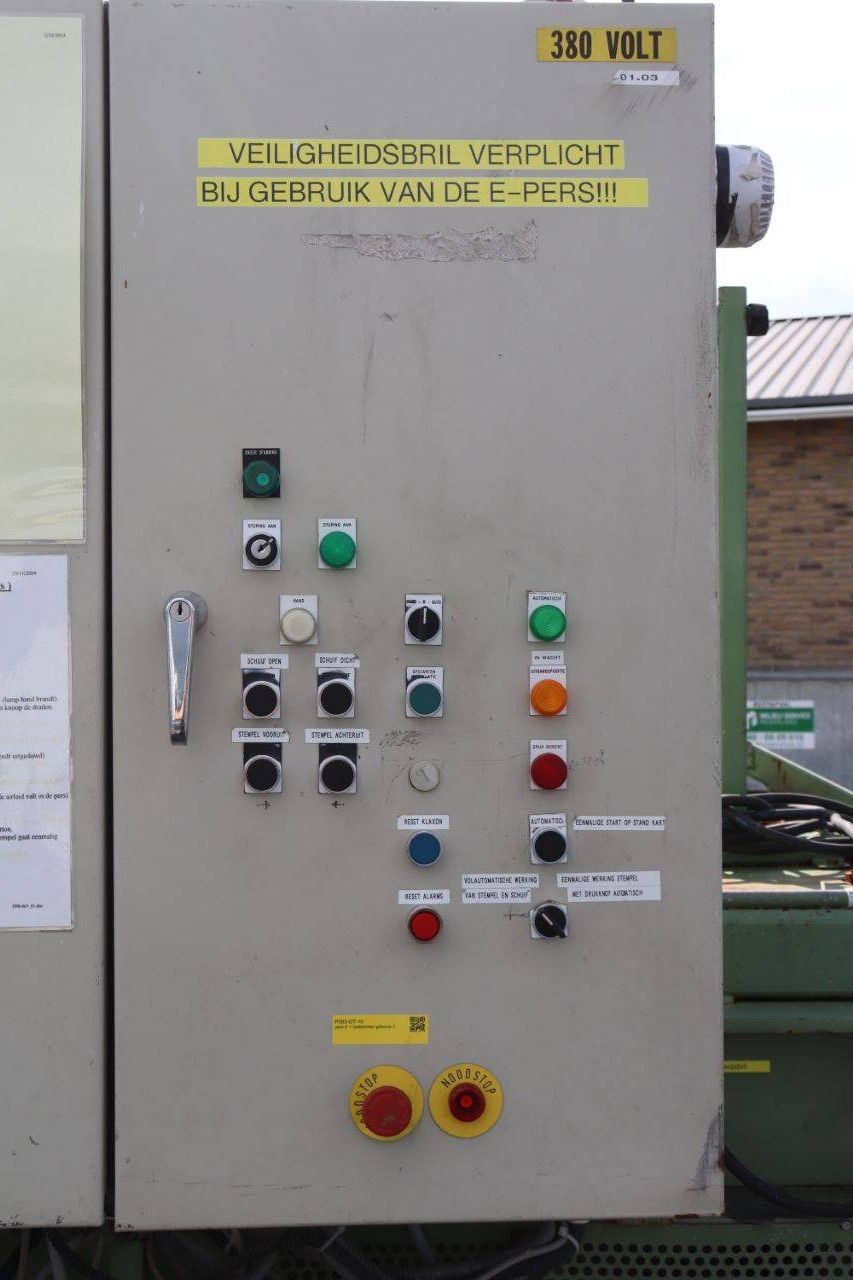 Valman H40-S-1000 Electric Baler 40t 1995 with conveyor belt and parts