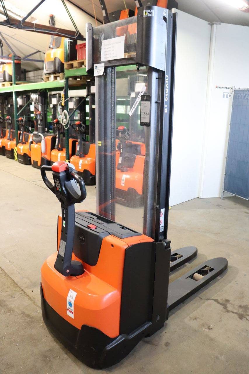 Stacker Toyota SWE140 Electric 1400kg 3.25m 2017