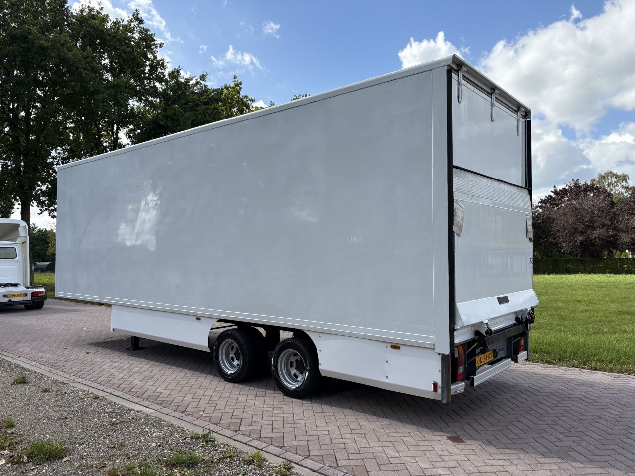 Be oplegger 8 TON Veldhuizen met laadklep 1000 kg