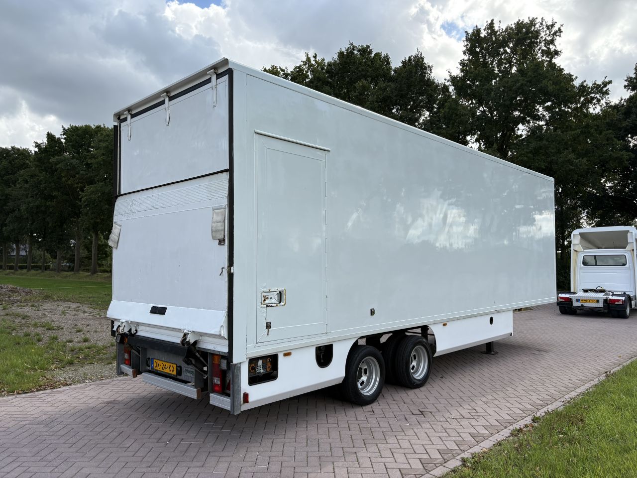 Be oplegger 8 TON Veldhuizen met laadklep 1000 kg