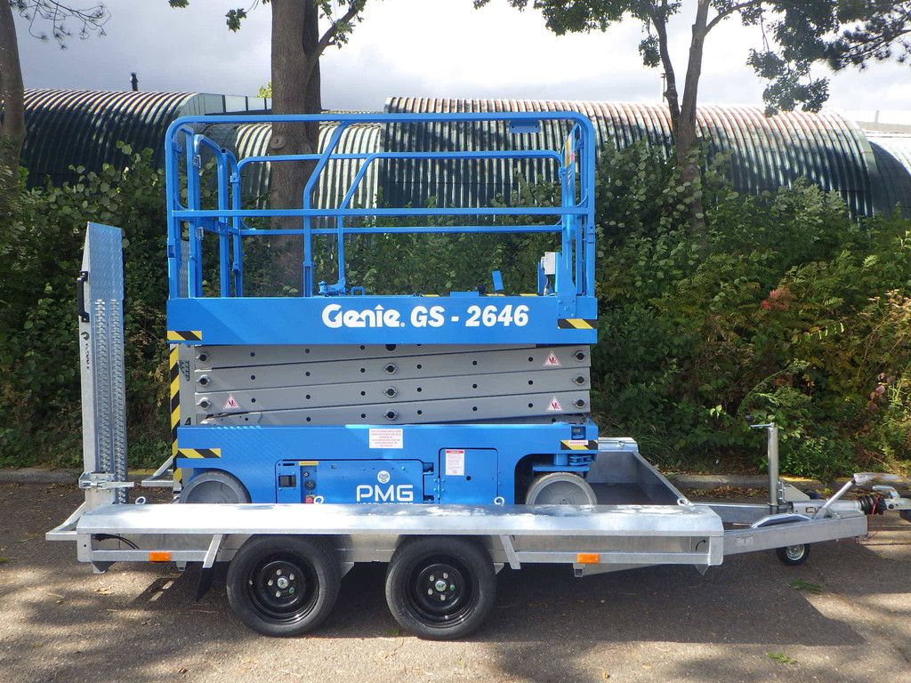 Genie GS-2646 Elektrische Scherenbühne 9,92 m 2008 mit Vlemmix-Anhänger Neu