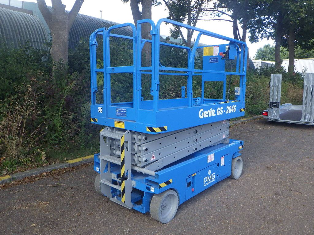Genie GS-2646 Elektrische Scherenbühne 9,92 m 2008 mit Vlemmix-Anhänger Neu
