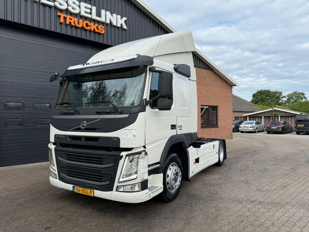 Volvo FM 330 Slaapcabine Side skirts NL Truck APK/TUV 05-2026