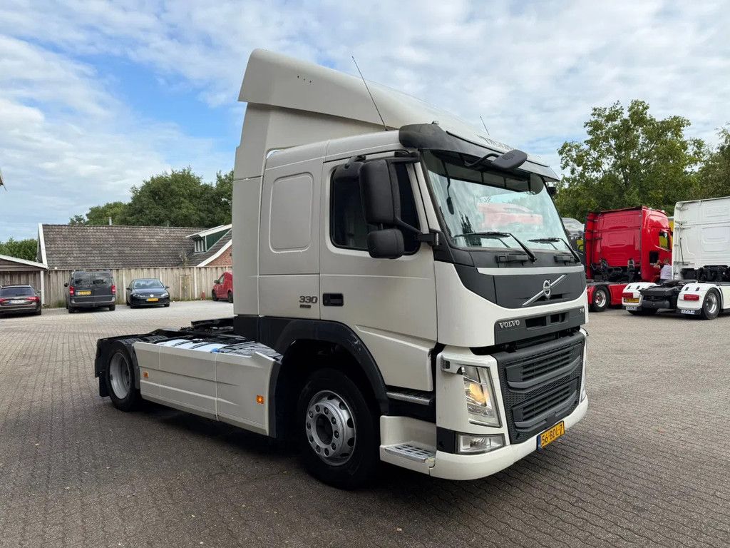 Volvo FM 330 Slaapcabine Side skirts NL Truck APK/TUV 05-2026