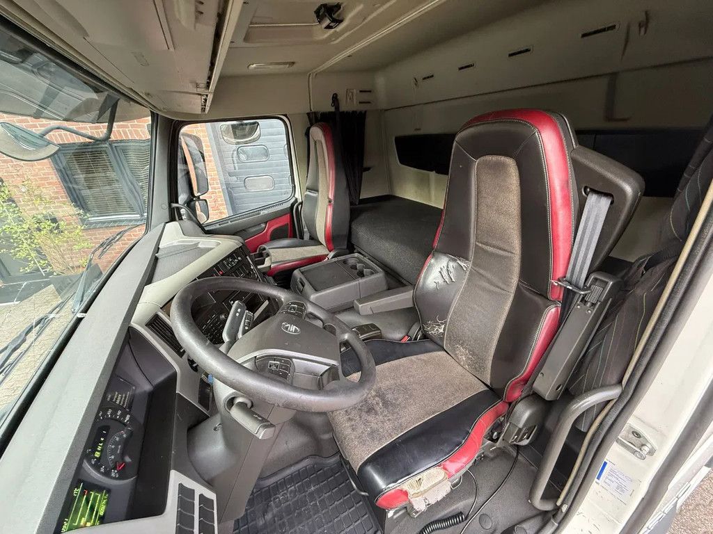 Volvo FM 330 Slaapcabine Side skirts NL Truck APK/TUV 05-2026