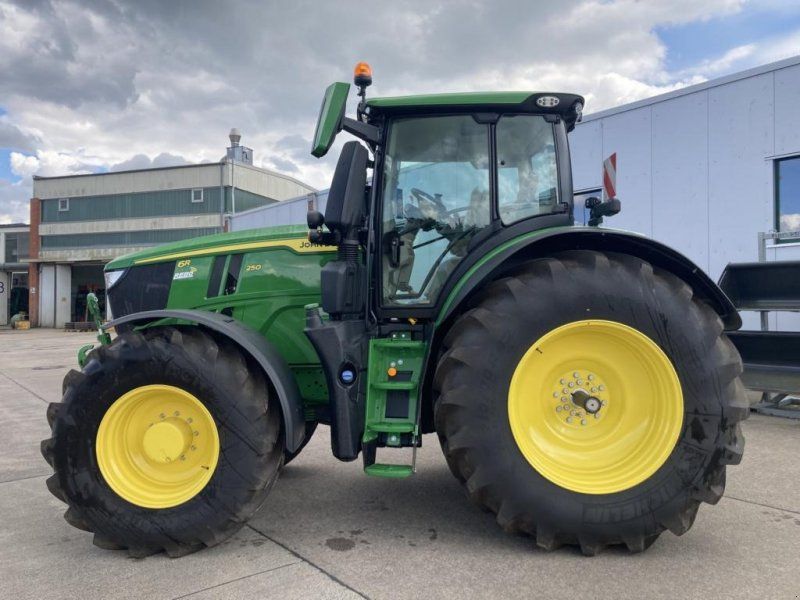 John Deere 6R 250