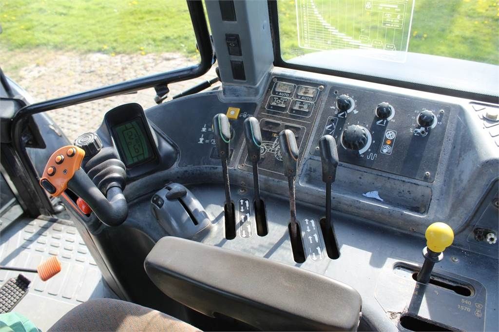 New Holland TM175