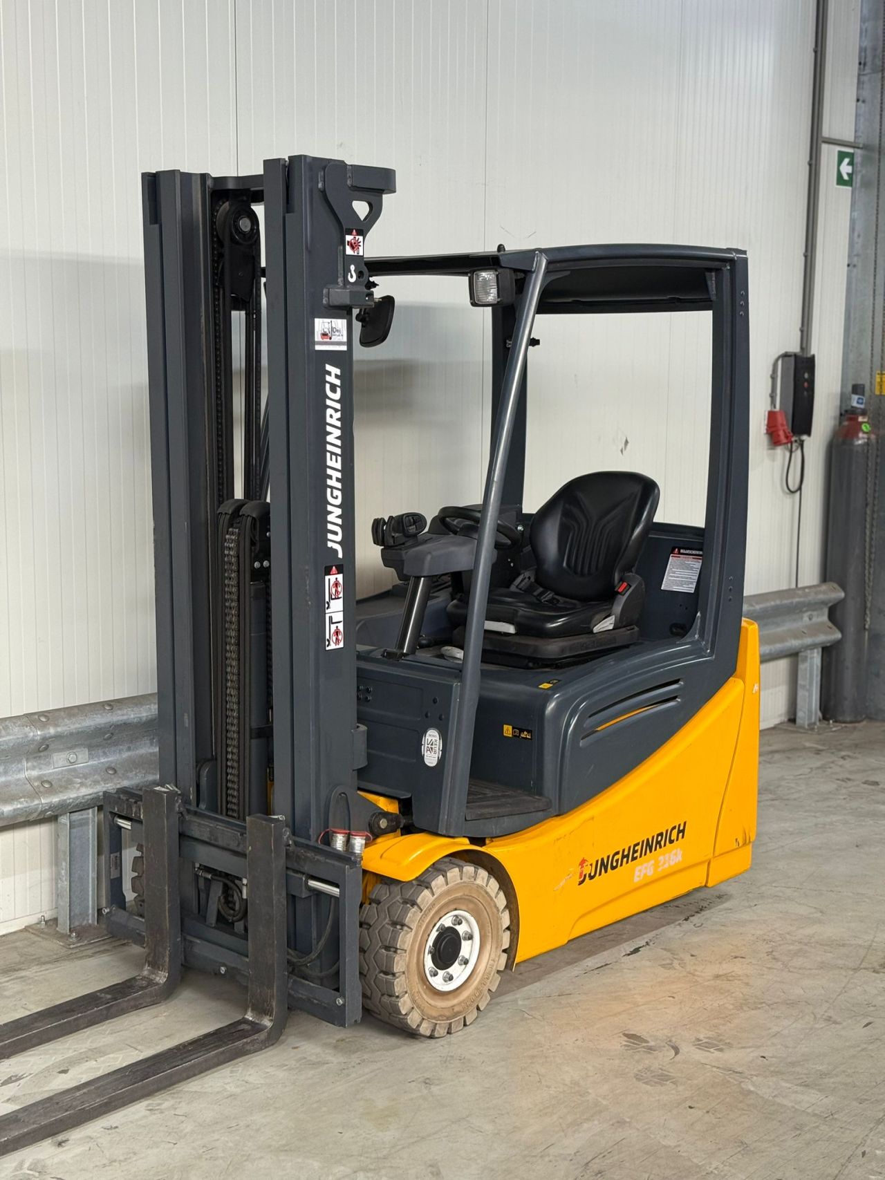 Heftruck Jungheinrich EFG 216 bouwjaar 2015 met 820 uur triplo 5