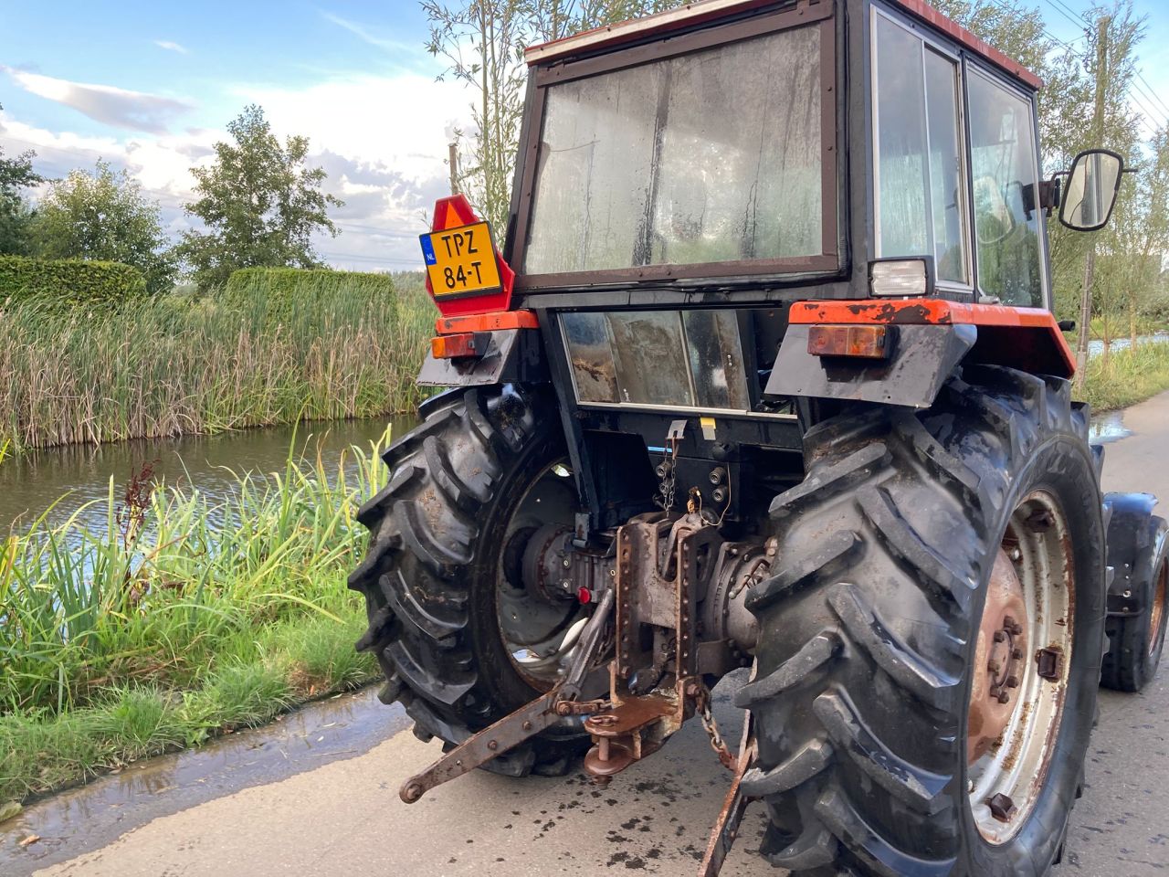 Massey Ferguson 465 2-wd trekker met cabine