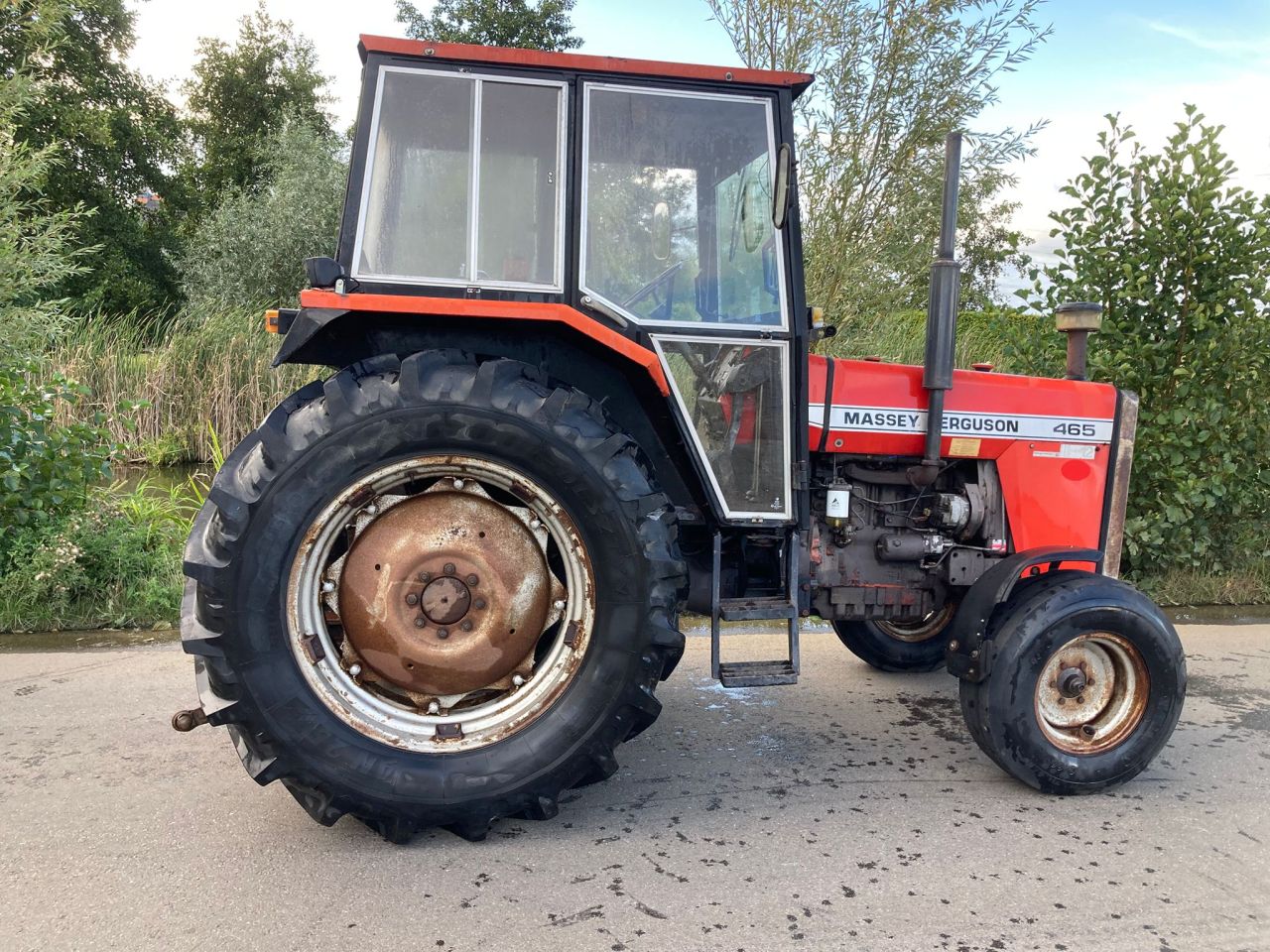 Massey Ferguson 465 2-wd trekker met cabine