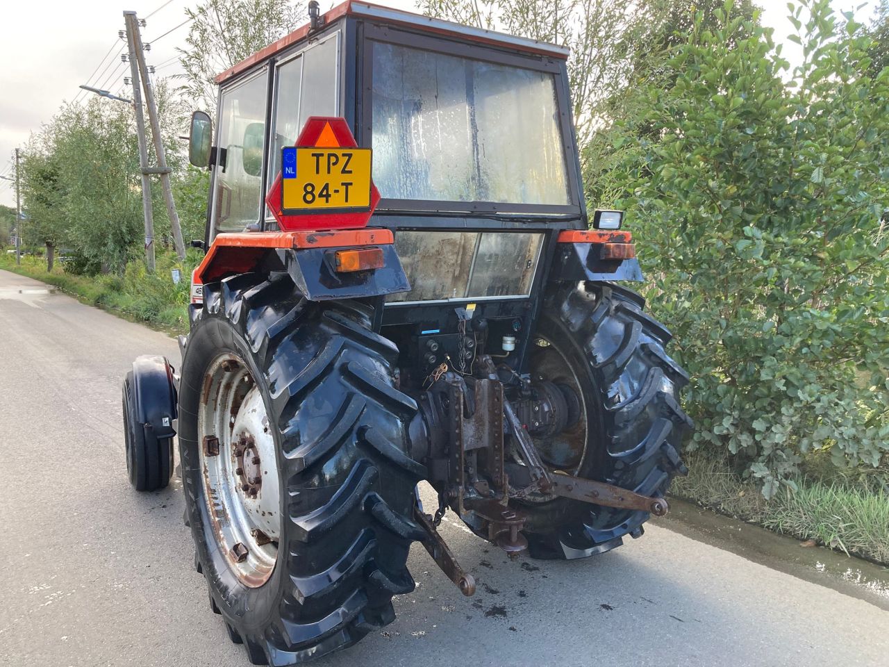 Massey Ferguson 465 2-wd trekker met cabine