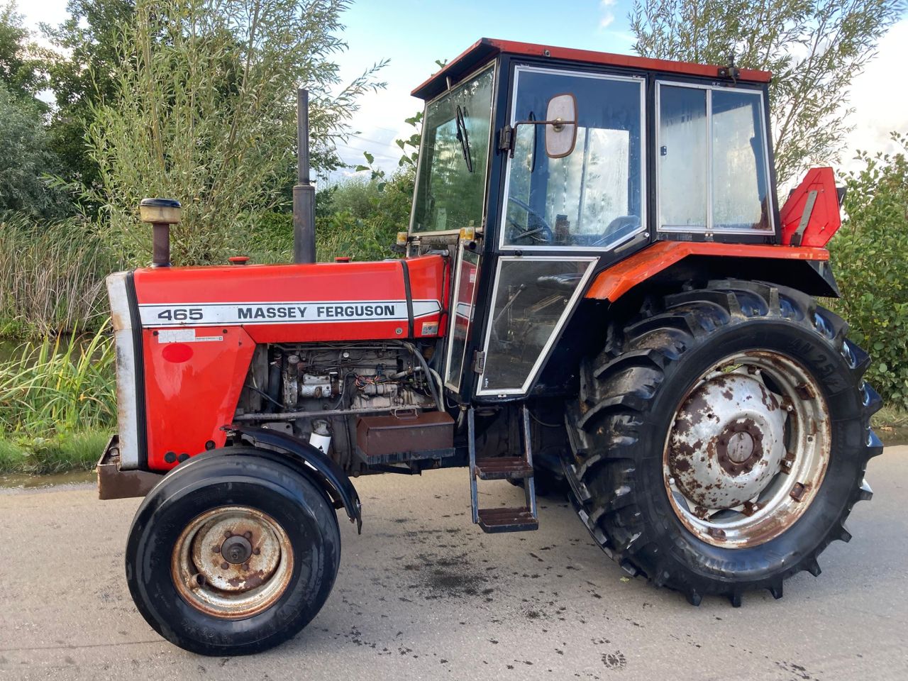 Massey Ferguson 465 2-wd trekker met cabine
