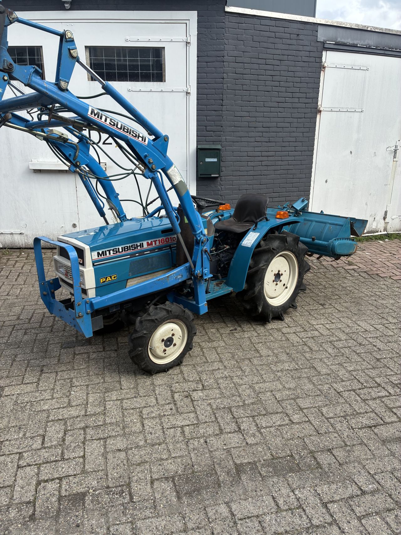Mitsubishi mt1610 met voorlader
