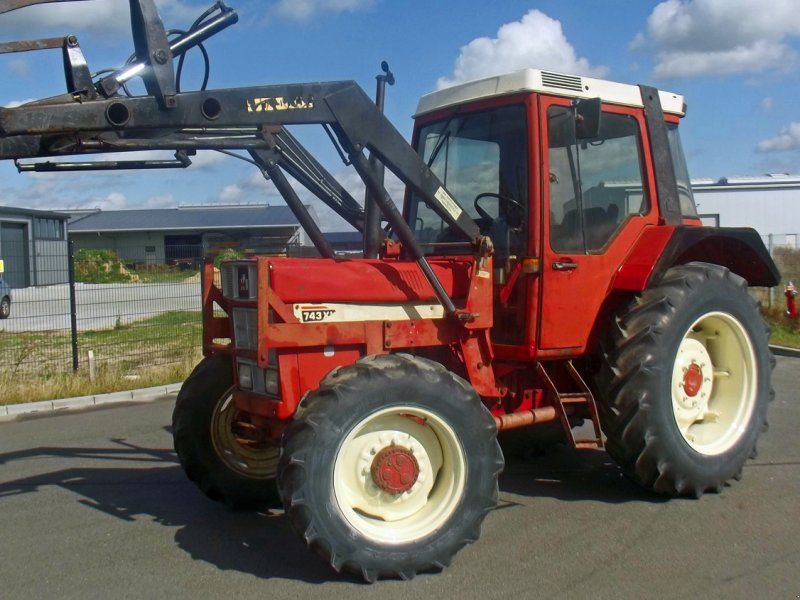 IHC 743+ Frontlader