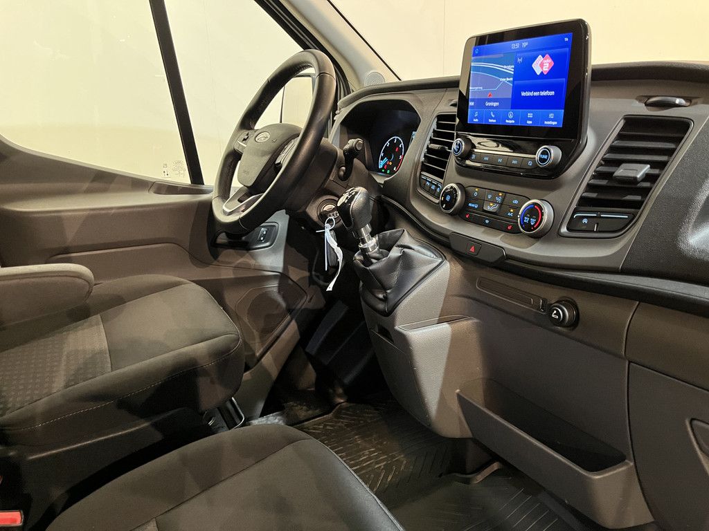 Ford Transit 2.0 TDCI L2H2 Trend 130 PK / Euro 6 / Airco / Cruise Control / CarPlay / Camera / Trekhaak / Navigatie / 3-Zits / 93.000 KM !!