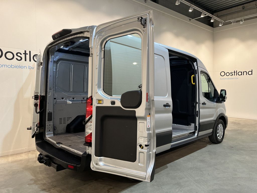 Ford Transit 2.0 TDCI L2H2 Trend 130 PK / Euro 6 / Airco / Cruise Control / CarPlay / Camera / Trekhaak / Navigatie / 3-Zits / 93.000 KM !!