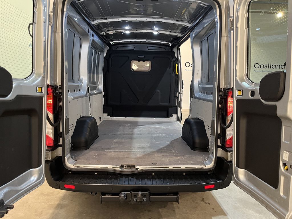 Ford Transit 2.0 TDCI L2H2 Trend 130 PK / Euro 6 / Airco / Cruise Control / CarPlay / Camera / Trekhaak / Navigatie / 3-Zits / 93.000 KM !!
