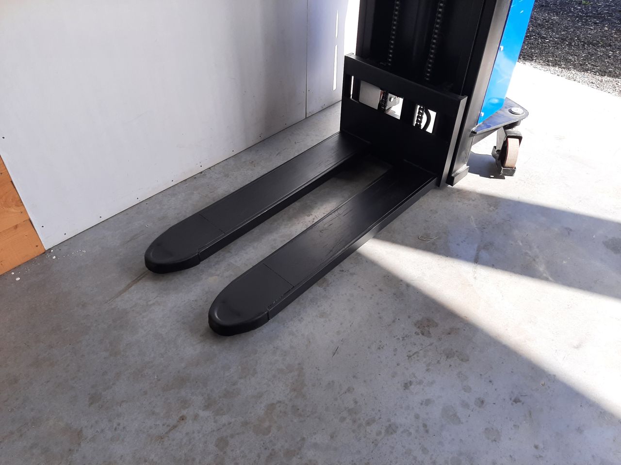 Semi elektrische stapelaar 3000 mm 1000 kg