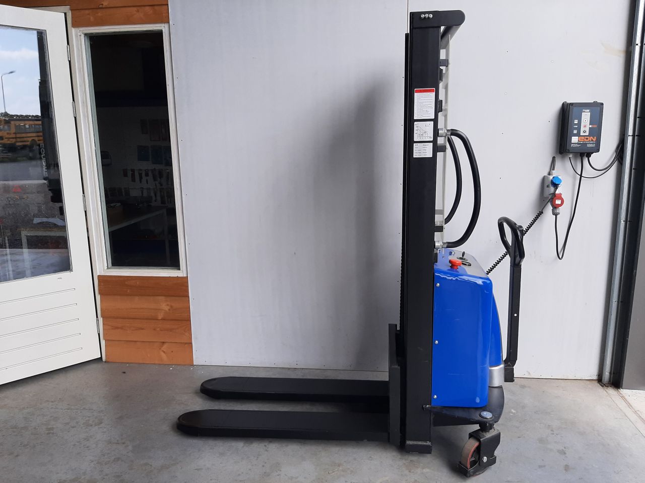 Semi elektrische stapelaar 3000 mm 1000 kg