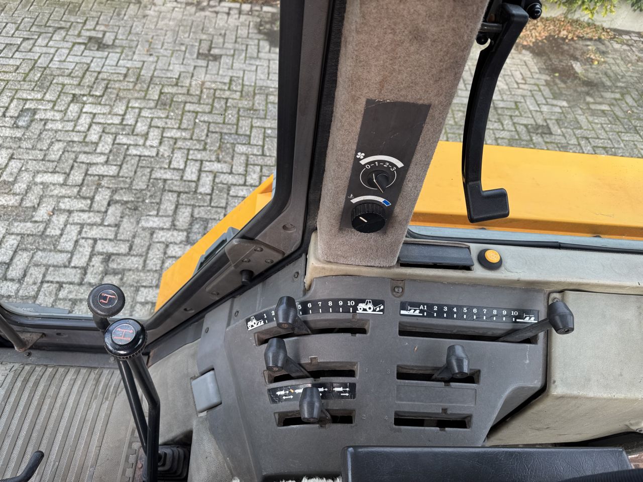 Renault 75-32 TX met 6867 uur