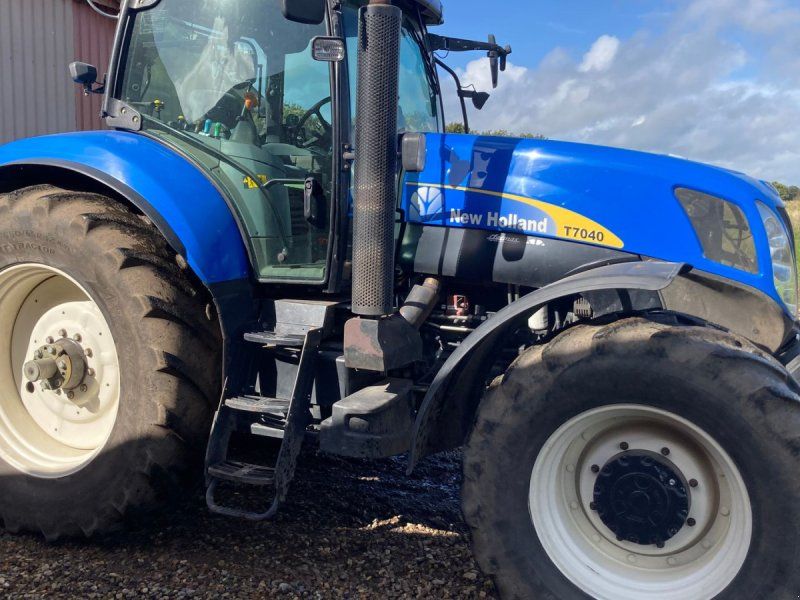 New Holland T7040