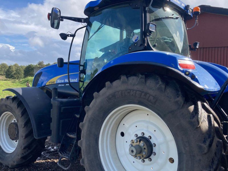 New Holland T7040