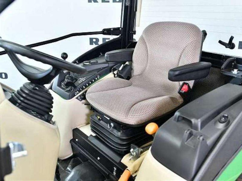 John Deere 2032R TRAKTOR