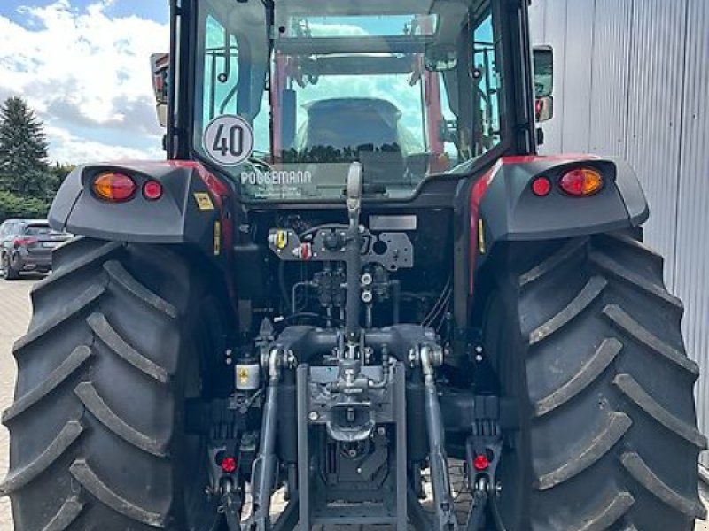 Massey Ferguson 5711M