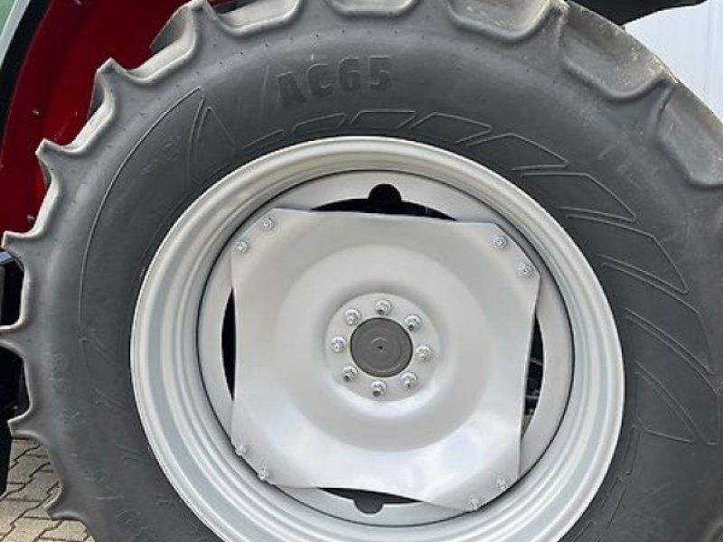 Massey Ferguson 5711M