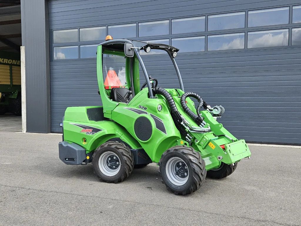 Avant 528 TDL+ mini-shovel