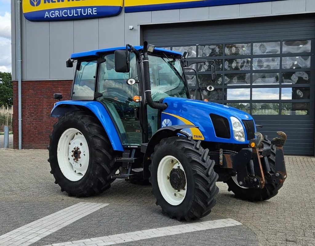 New Holland Hi-Lo Powershuttle T5050