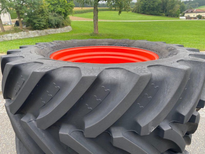 BKT 650/65 R38