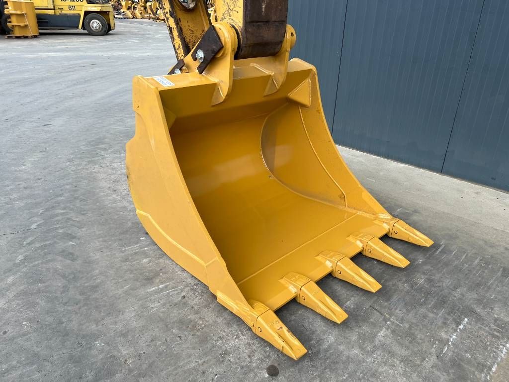 CAT 323D LN