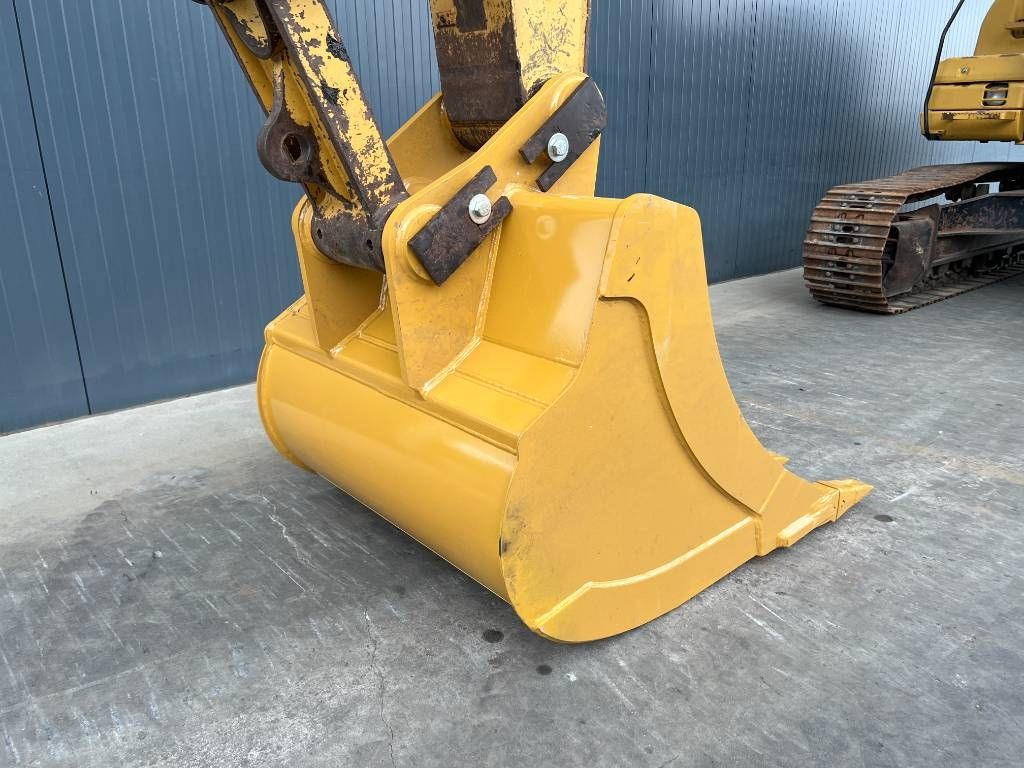 CAT 323D LN