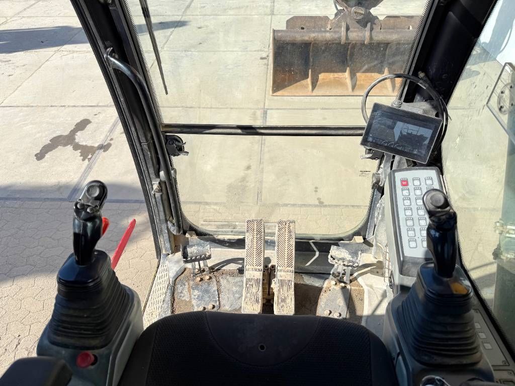 Liebherr R926NLC - Oilquick Tilting Bucket German Machine