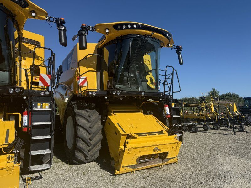 New Holland CR 7.90