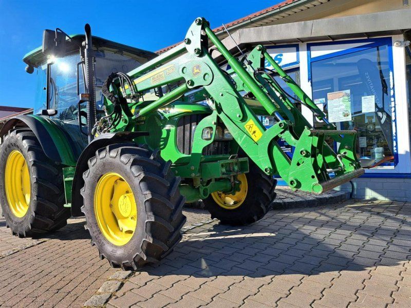John Deere 5820