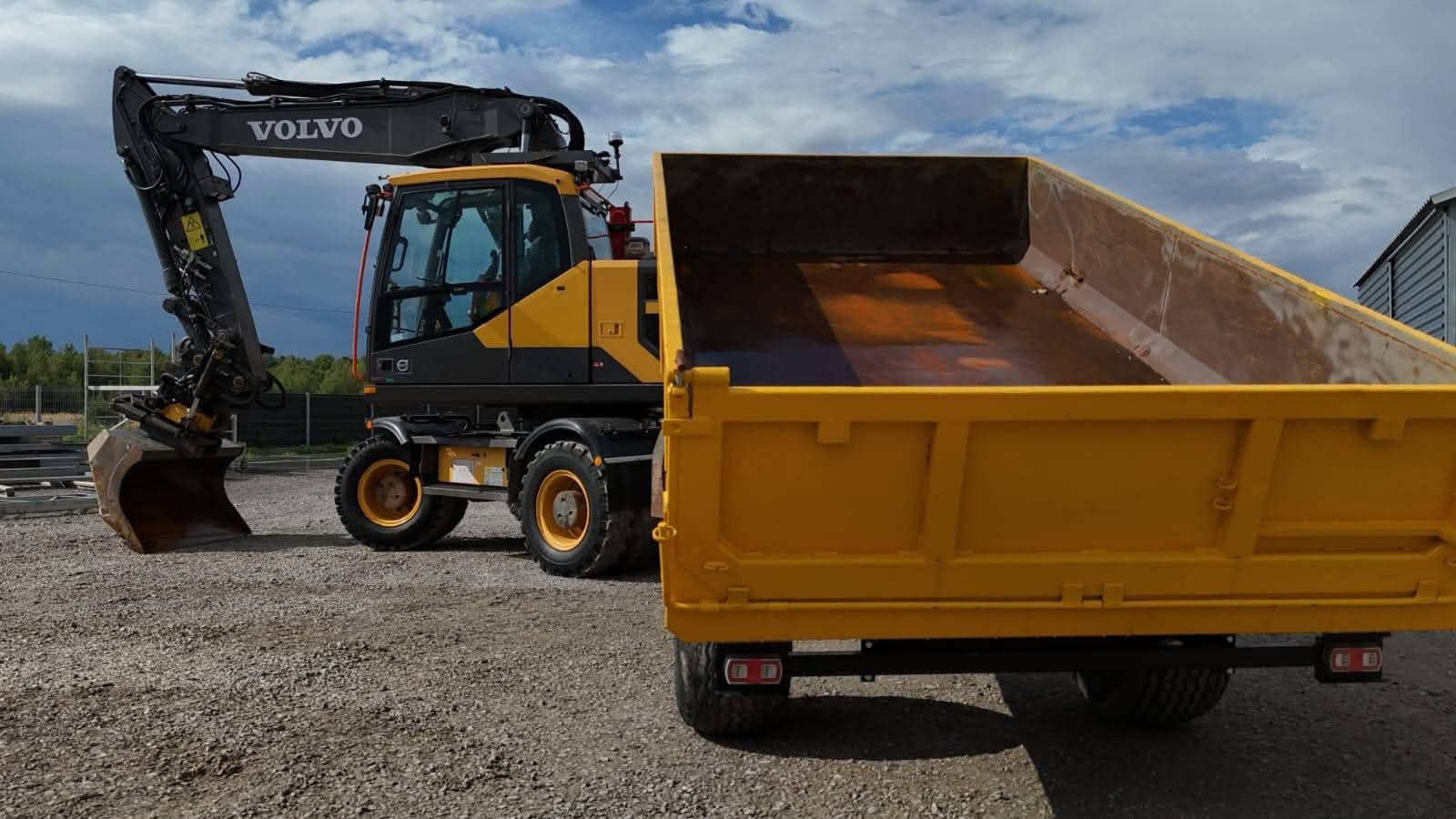 Volvo EW 160E + ENGCON+TIPPER TRAILER