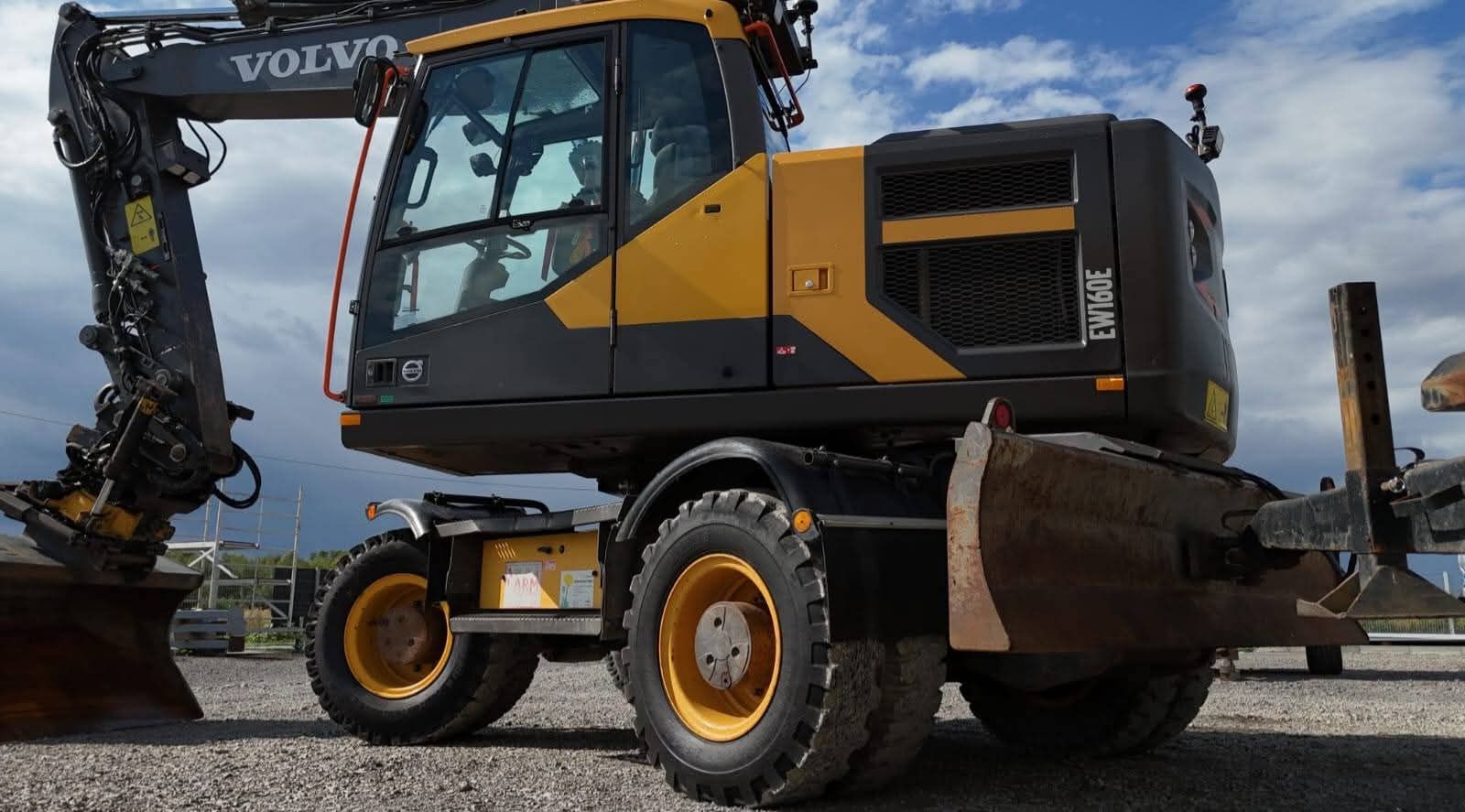 Volvo EW 160E + ENGCON+TIPPER TRAILER