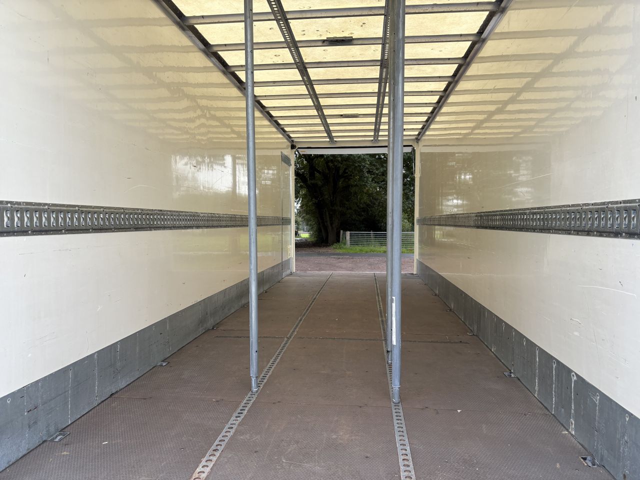 Aanhanger lucht geremd WIPKAR gesloten 6 ton met laadklep 750 kg