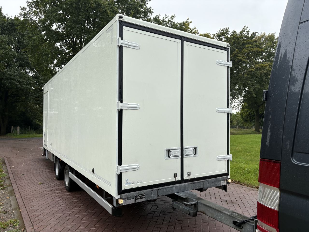 Aanhanger lucht geremd WIPKAR gesloten 6 ton met laadklep 750 kg