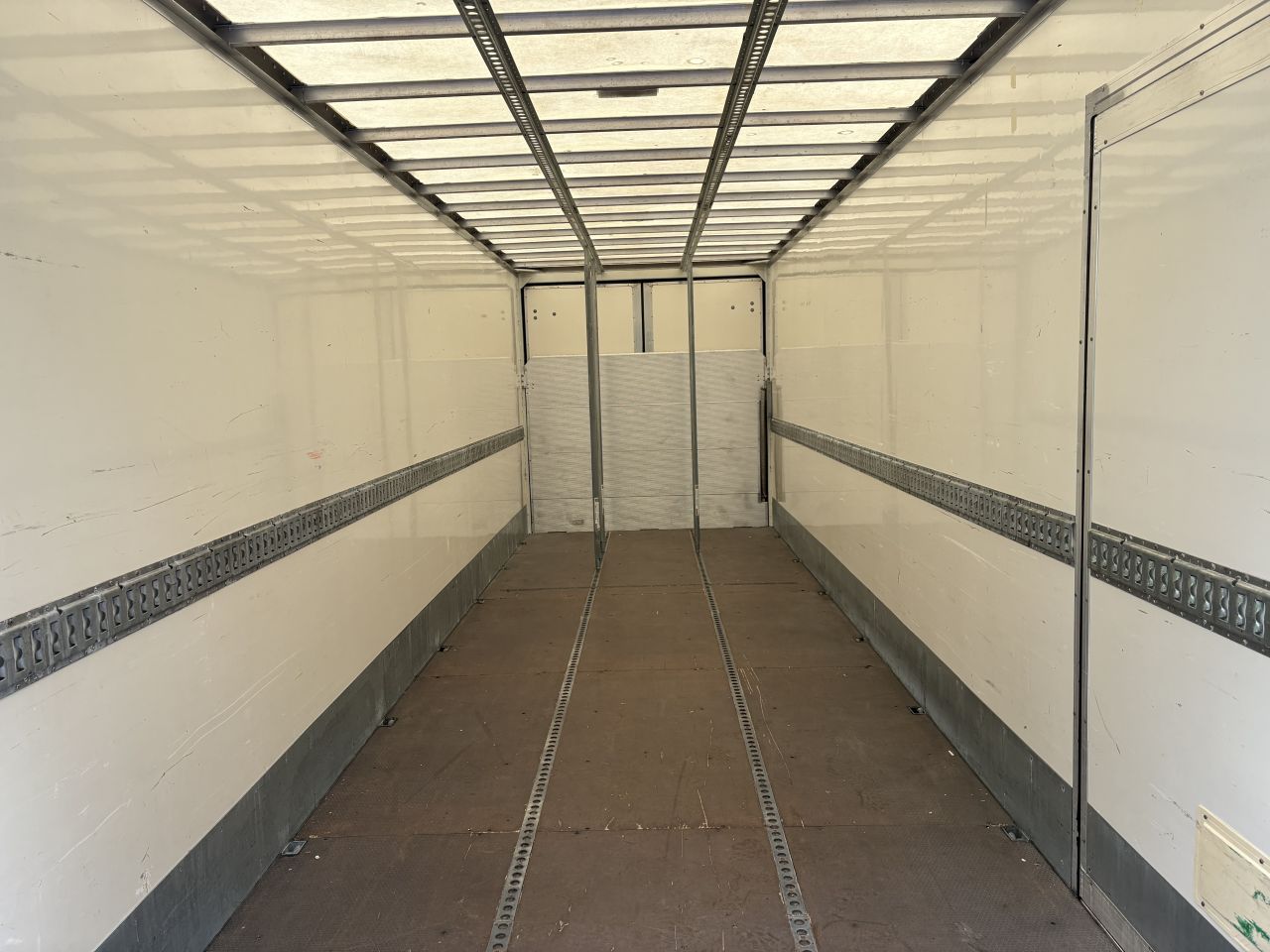 Aanhanger lucht geremd WIPKAR gesloten 6 ton met laadklep 750 kg