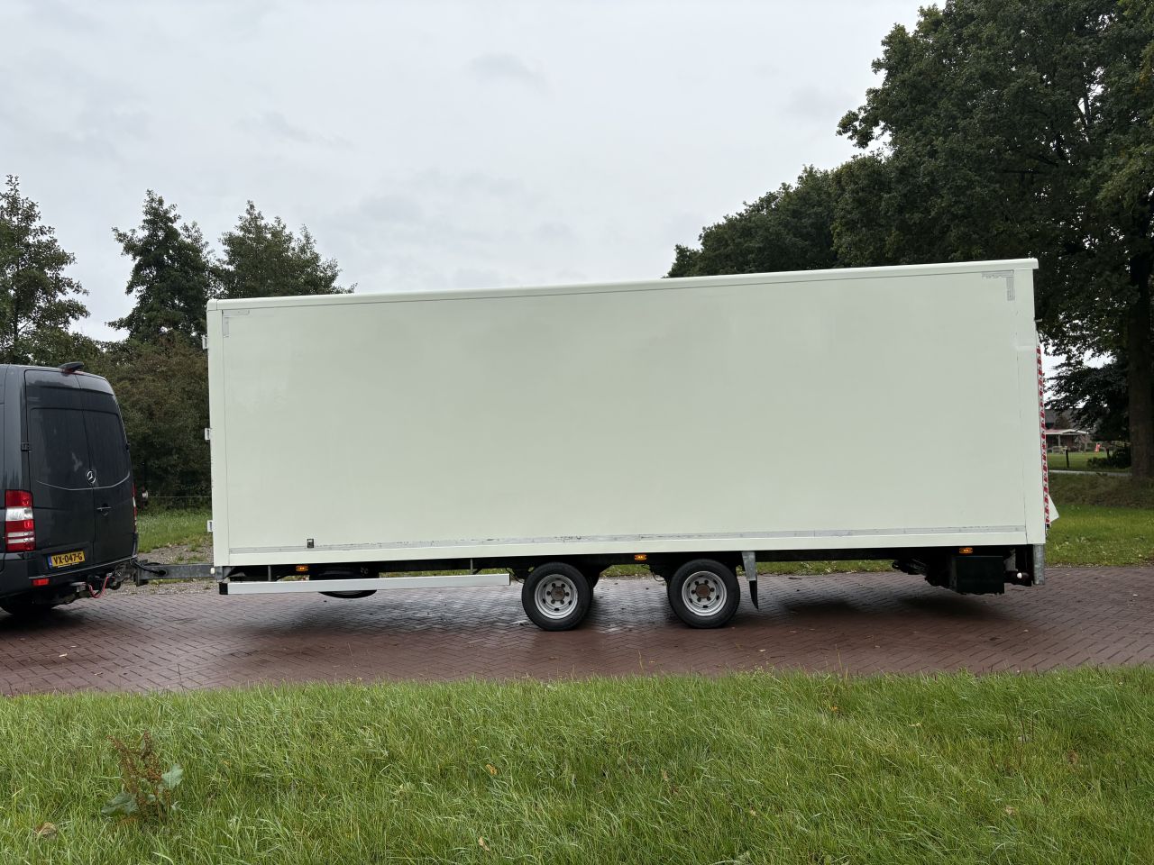 Aanhanger lucht geremd WIPKAR gesloten 6 ton met laadklep 750 kg