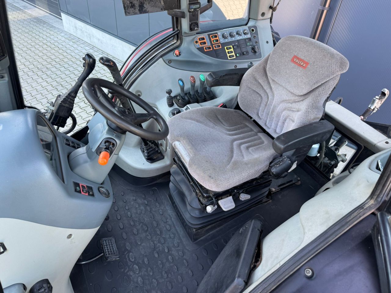 Valtra N143