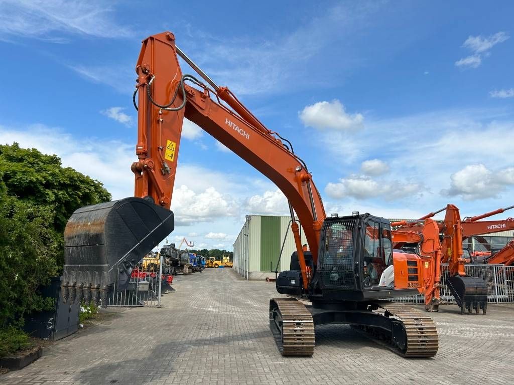 Hitachi ZX 220 LC